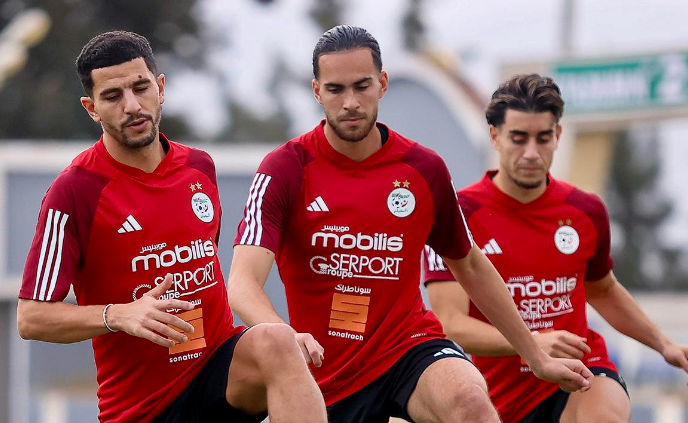 تصفيات كأس العالم 2026: الجزائر تتحدى بوتسوانا على ملعب حسين آيت أحمد تستعد الجزائر لخوض مباراة حاسمة ضمن الجولة السابعة من تصفيات إفريقيا المؤهلة لكأس العالم 2026، حيث تواجه منتخب بوتسوانا يوم الخميس 4 سبتمبر 2025 على ملعب حسين آيت أحمد بتيزي وزو. يدخل "محاربو الصحراء" المباراة وهم في صدارة المجموعة السابعة برصيد 15 نقطة، بفارق 6 نقاط عن بوتسوانا التي تحتل المركز الثالث، مما يجعل هذه المواجهة محورية في مشوار التأهل إلى المونديال. استعدادات الجزائر: طموح التأهل المباشر تحت قيادة المدرب السويسري فلاديمير بيتكوفيتش، يراهن المنتخب الجزائري على نجومه مثل رياض محرز ويوسف بلايلي لتعزيز صدارته والاقتراب من التأهل المباشر إلى كأس العالم 2026، التي ستُقام في الولايات المتحدة وكندا والمكسيك. يتمتع الفريق بدعم جماهيري كبير على ملعب حسين آيت أحمد، الذي استضاف مباريات سابقة للخضر، مثل مواجهتي موزمبيق وليبيريا، مما يعزز الثقة في تحقيق نتيجة إيجابية. بوتسوانا: طموح المفاجأة رغم موقعه في المركز الثالث، يسعى منتخب بوتسوانا إلى تحقيق مفاجأة أمام الجزائر. يعتمد الفريق على تنظيمه الدفاعي وسرعة لاعبيه في الهجمات المرتدة، لكن الفارق في المستوى والخبرة يجعل المهمة صعبة أمام "الخضر" على أرضهم. تفاصيل البث التلفزيوني ستُنقل المباراة مباشرة عبر قناتي Programme National Algeria HD وSSC 1 HD، مع الترددات التالية: جدول المباراة ومعلومات البث التاريخ الوقت (توقيت الجزائر) المباراة الملعب القناة الناقلة الخميس 4 سبتمبر 2025 20:00 الجزائر 🆚 بوتسوانا ملعب حسين آيت أحمد، تيزي وزو Programme National Algeria HD (Nile Sat 7°W, 11680 H, 27500, Biss: 11 00 00 11 00 00 00 00) SSC 1 HD (Badr 26°E, 12418 H, 27500) توقعات المباراة تُعد هذه المباراة فرصة ذهبية للجزائر لتعزيز حظوظها في التأهل المباشر، خاصة مع الأداء القوي الذي قدمته في الجولات السابقة. من المتوقع أن يعتمد بيتكوفيتش على خطة هجومية لاستغلال الأفضلية المحلية، بينما يبقى السؤال: هل يتمكن بوتسوانا من مقاومة الضغط الجزائري؟ تابعوا المباراة على القنوات الناقلة لمعرفة مصير هذه المواجهة المثيرة